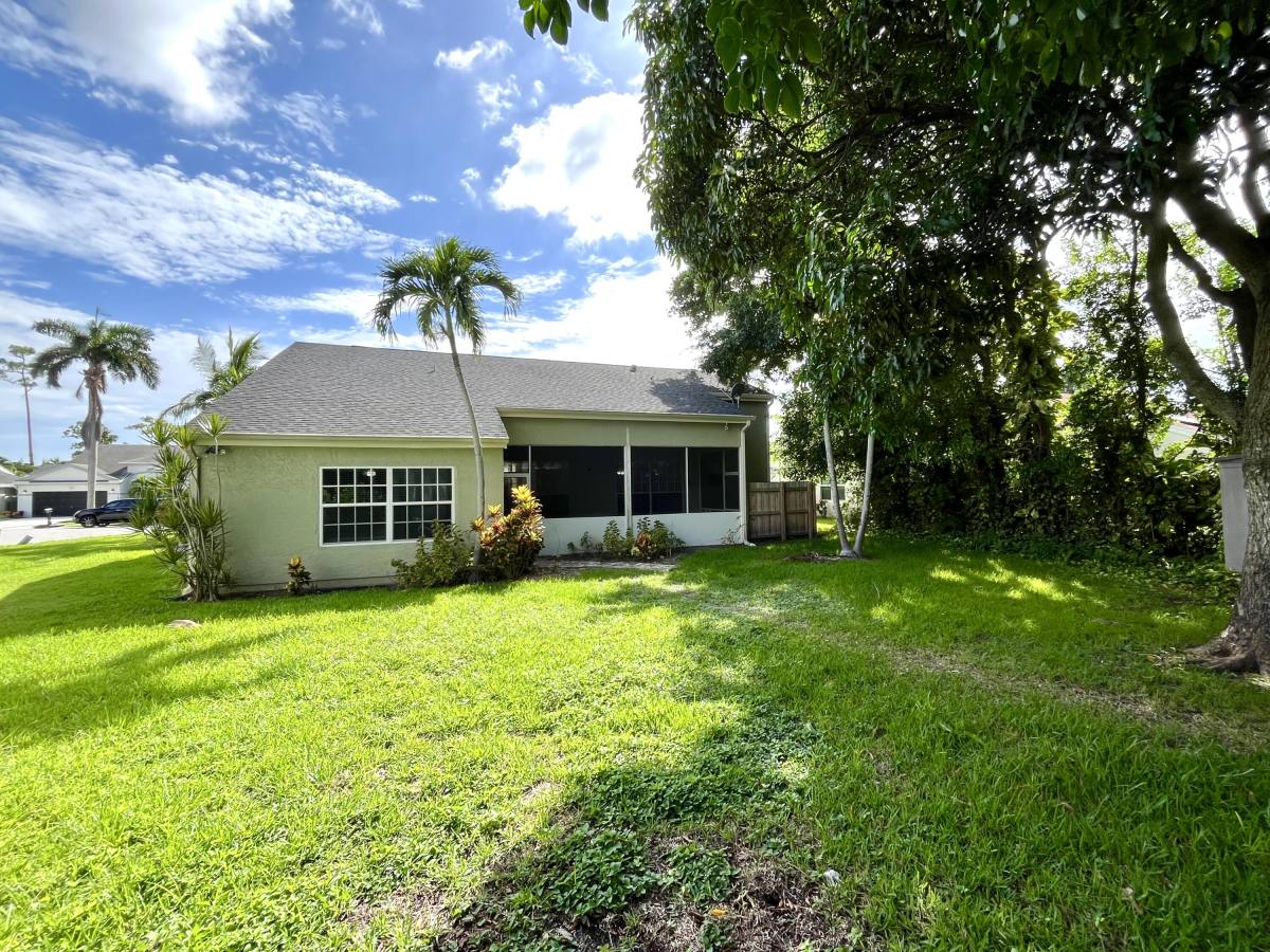 Apartment for rent at 1112 Wild Cherry Lane, Wellington, FL 33414