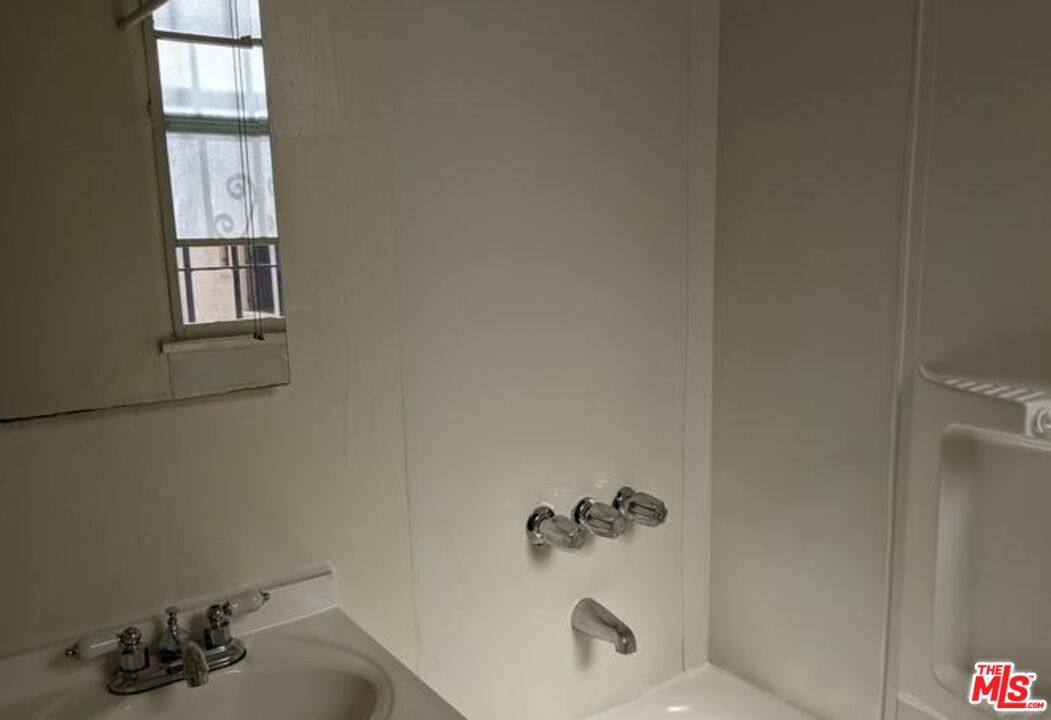 Apartment for rent at 665 S Cochran Ave #104, Los Angeles, CA 90036
