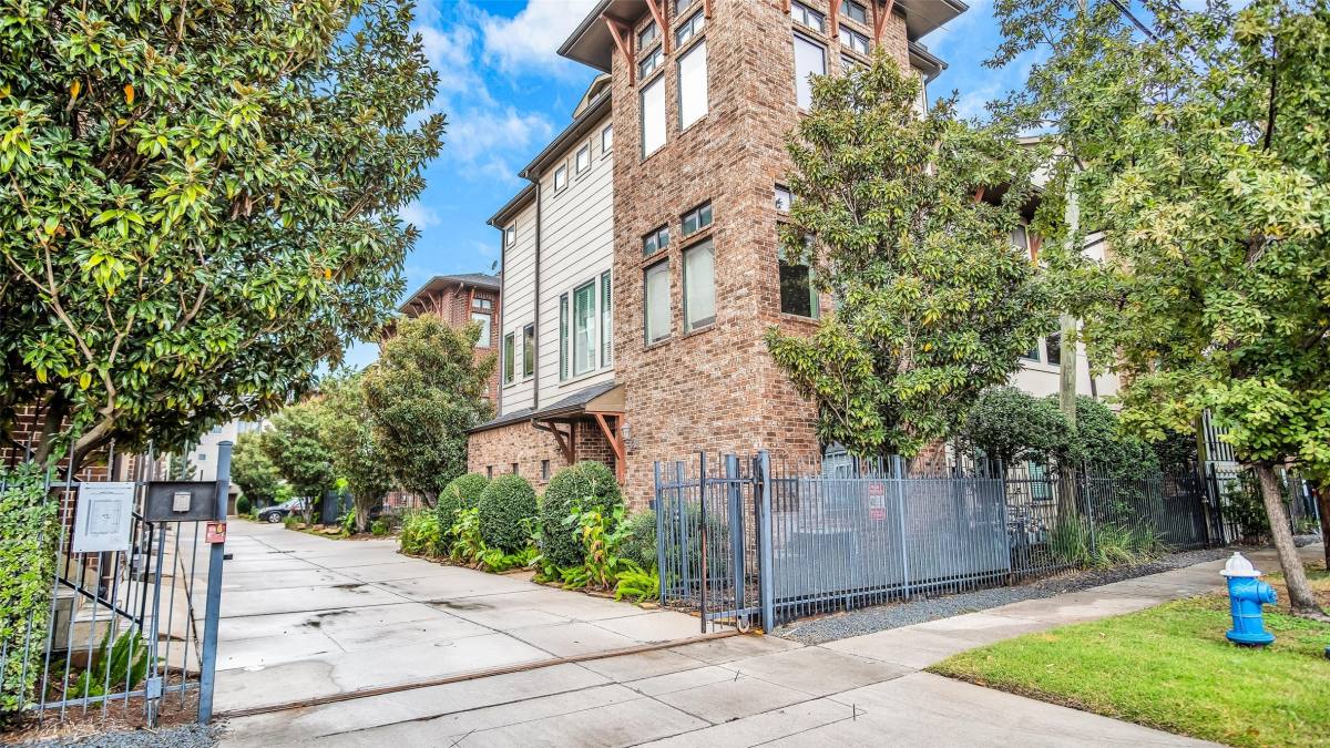 Apartment for rent at 1611 Silver St, Houston, TX 77007