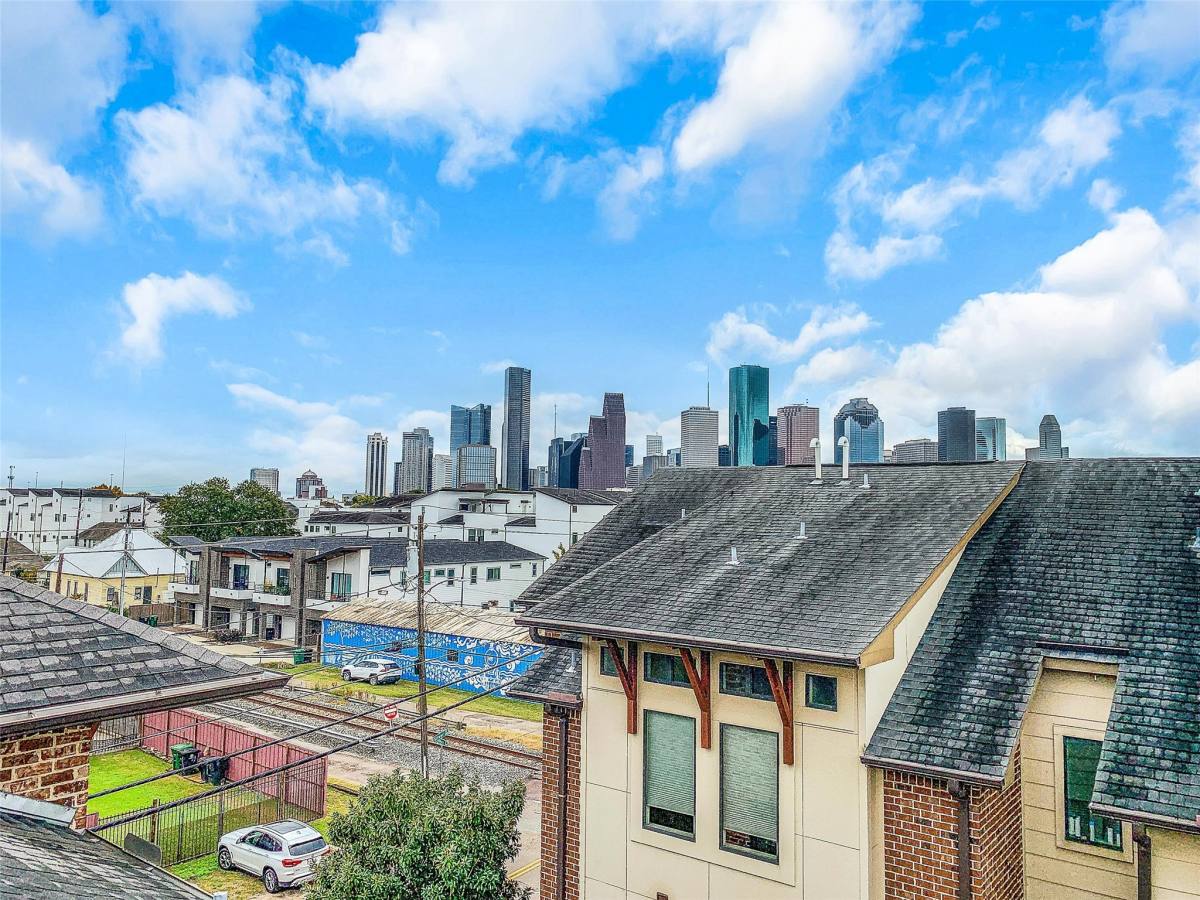 Apartment for rent at 1611 Silver St, Houston, TX 77007