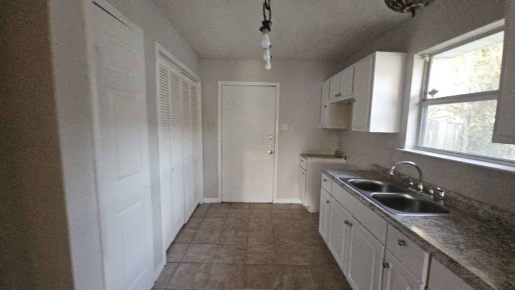 Apartment for rent at 11919 Greenmesa Dr, Houston, TX 77044