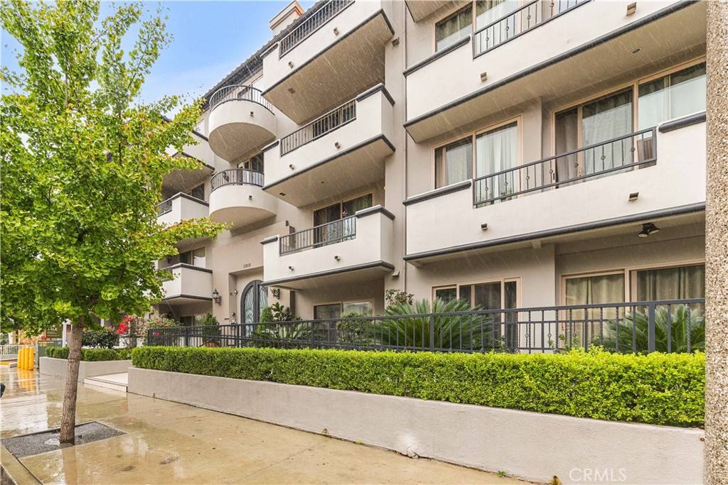 Apartment for rent at 11218 Camarillo St #404, North Hollywood, CA 91602