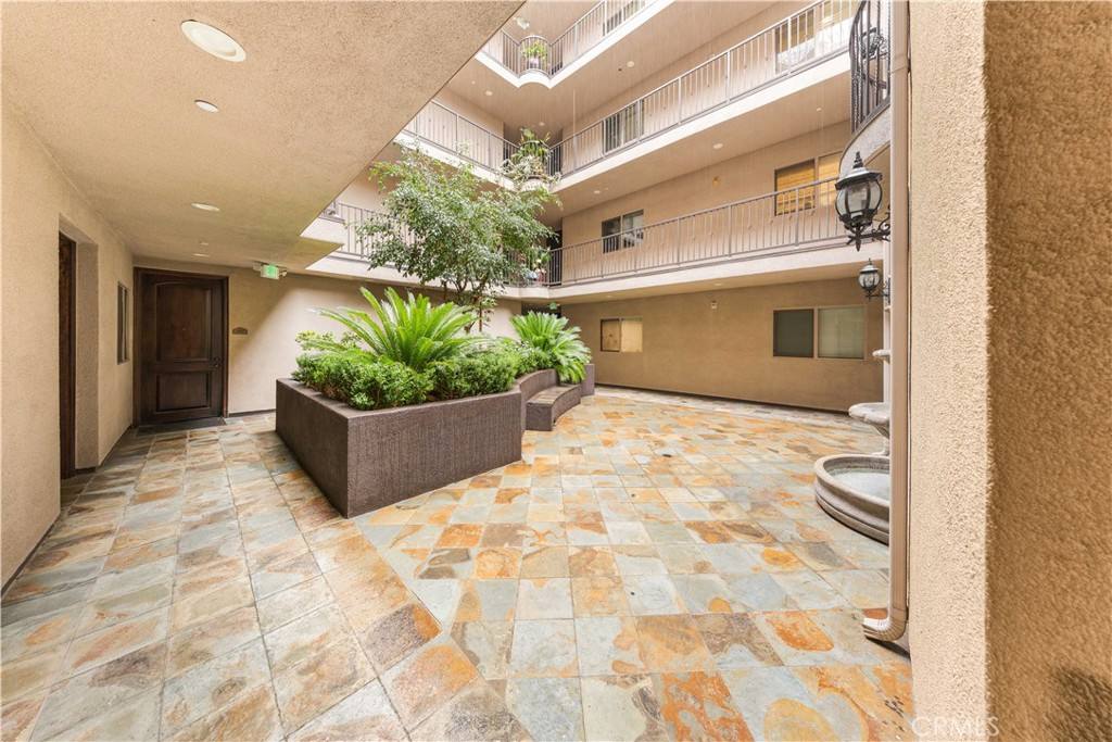 Apartment for rent at 11218 Camarillo St #404, North Hollywood, CA 91602