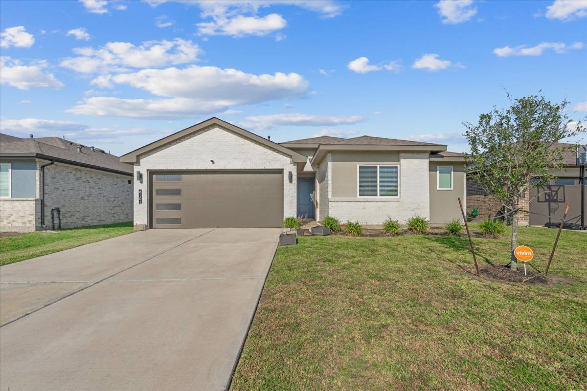 Apartment for rent at 8102 Buck Lane, Rosharon, TX 77583
