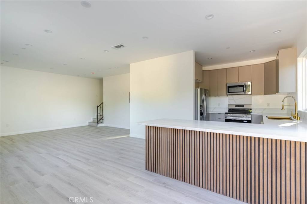 Apartment for rent at 17428 Roscoe Blvd, Northridge, CA 91325