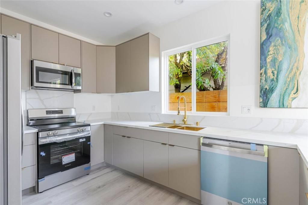 Apartment for rent at 17428 Roscoe Blvd, Northridge, CA 91325