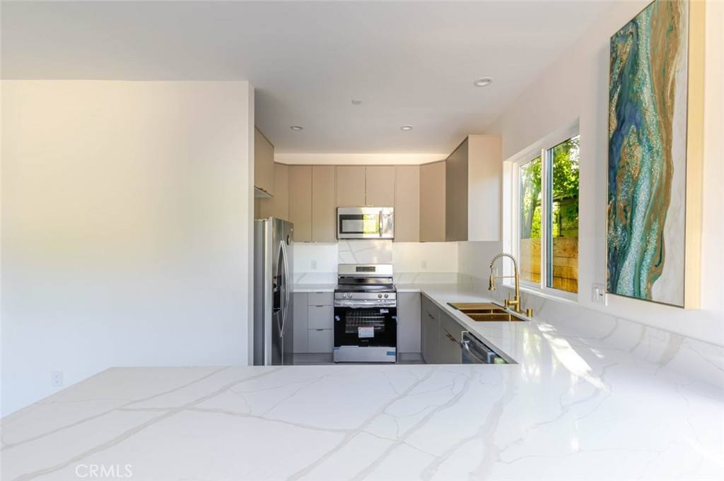 Apartment for rent at 17428 Roscoe Blvd, Northridge, CA 91325
