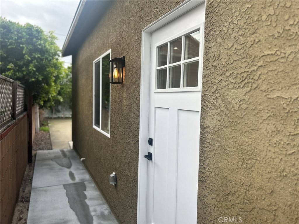 Apartment for rent at 11052 Emelita St, North Hollywood, CA 91601