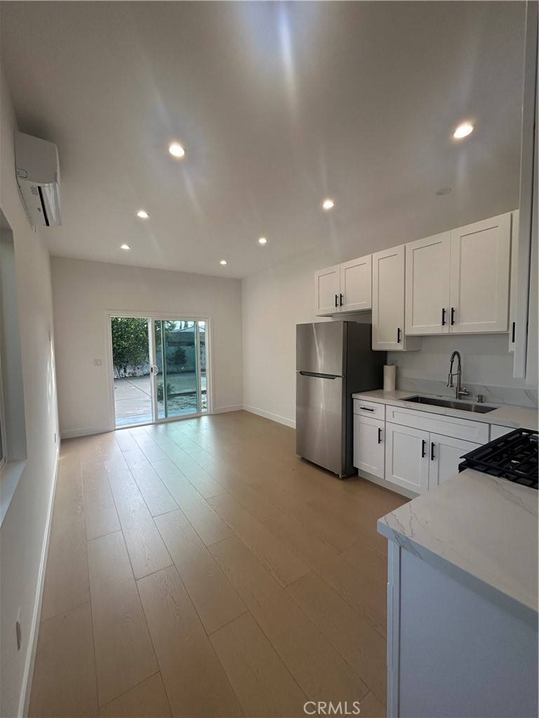 Apartment for rent at 11052 Emelita St, North Hollywood, CA 91601