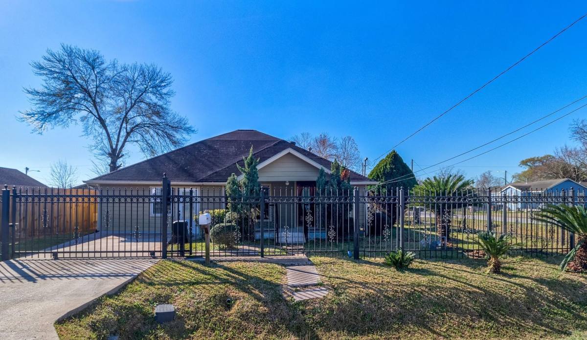 Apartment for rent at 8004 Mendez St, Houston, TX 77029