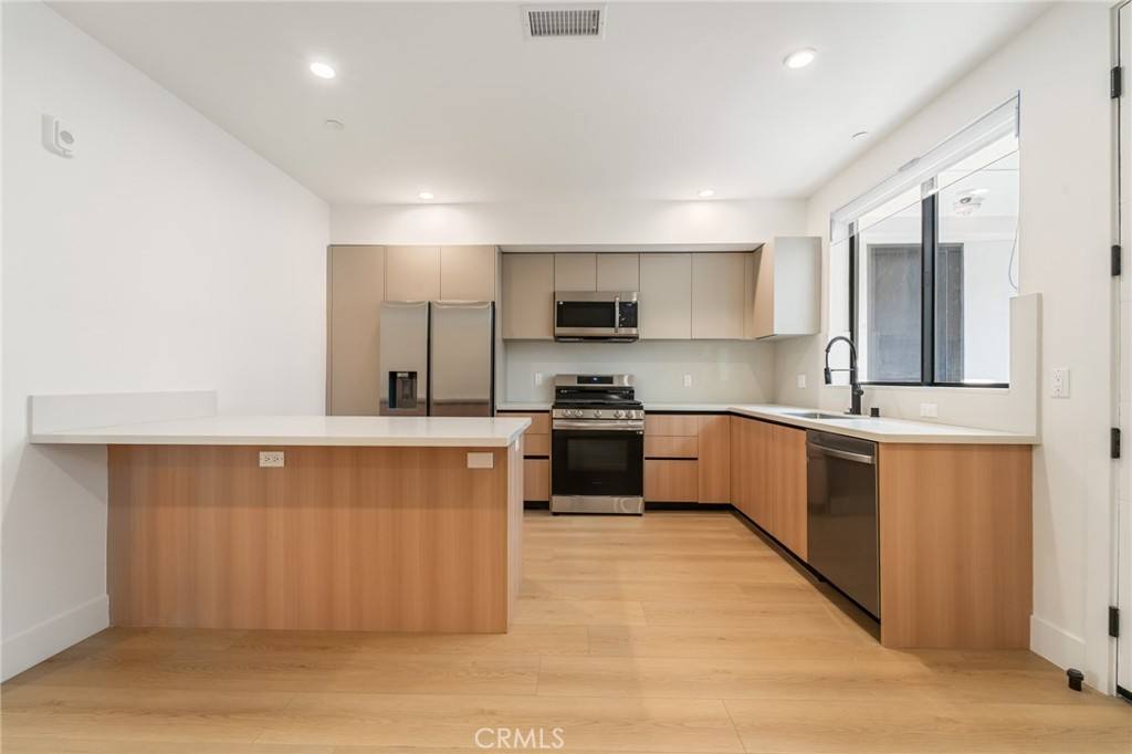 Apartment for rent at 7510 Sepulveda Blvd #204, Van Nuys, CA 91405