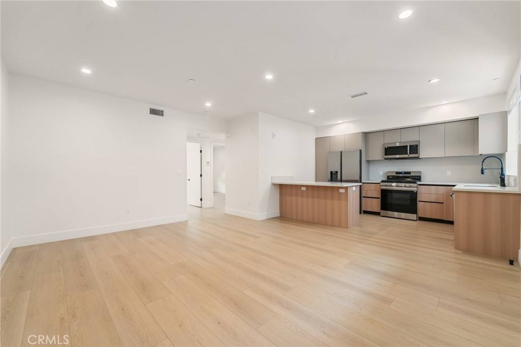 Apartment for rent at 7510 Sepulveda Blvd #204, Van Nuys, CA 91405