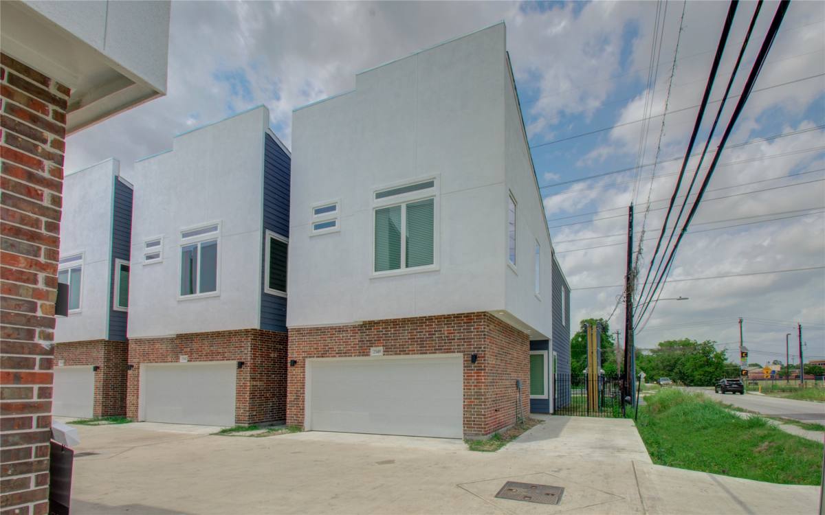 Townhouse for rent at 2549 Hollister Rd, Houston, TX 77080