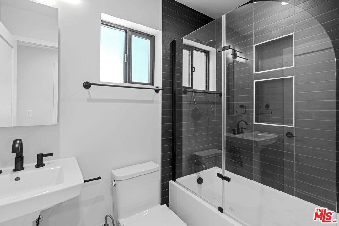 Apartment for rent at 1518 1 2 Stearns Dr, Los Angeles, CA 90035