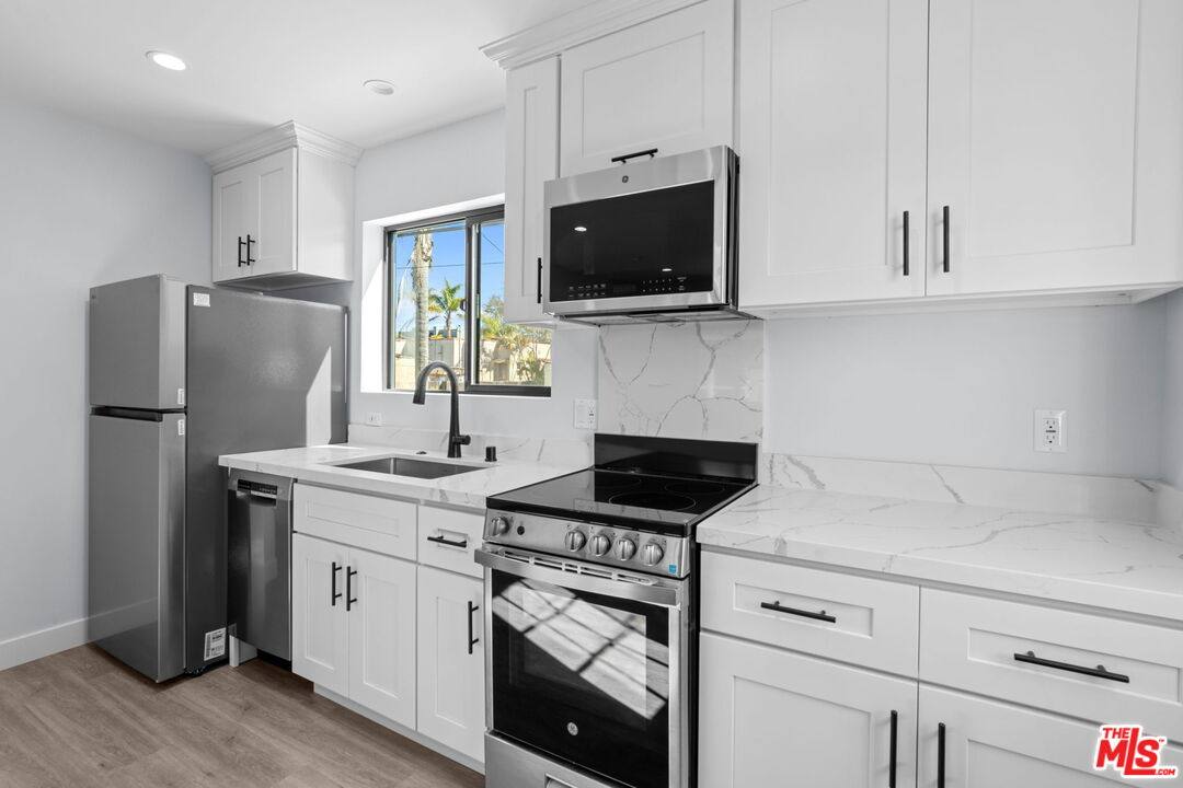 Apartment for rent at 1518 1 2 Stearns Dr, Los Angeles, CA 90035