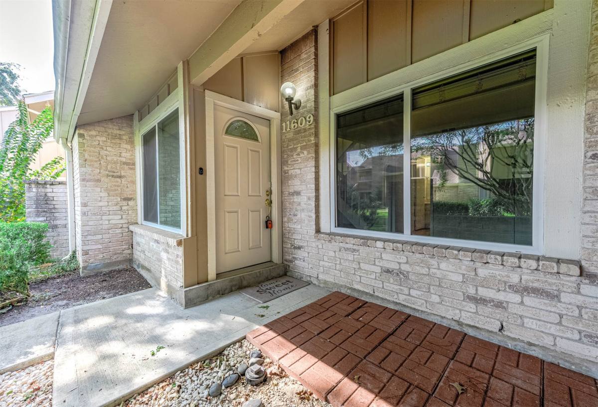 Townhouse for rent at 11609 Village Place Dr, Houston, TX 77077