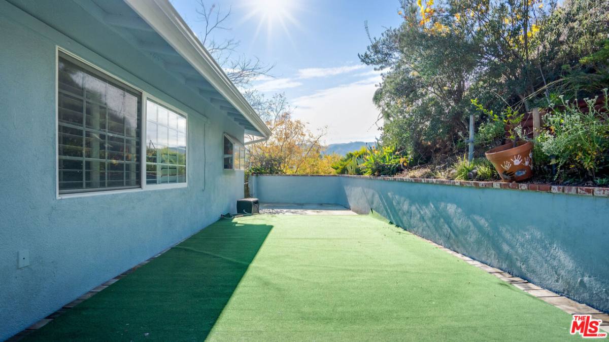 Apartment for rent at 9631 Crystal View Dr, Tujunga, CA 91042
