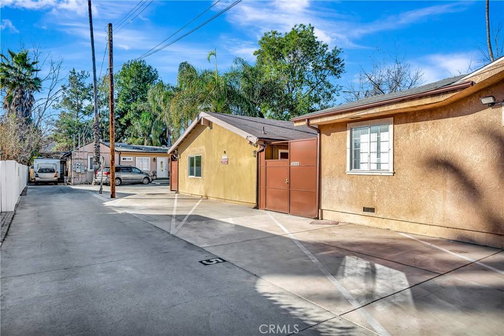 Apartment for rent at 6933 Amigo Ave, Reseda, CA 91335