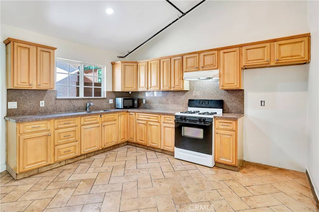 Apartment for rent at 6933 Amigo Ave, Reseda, CA 91335