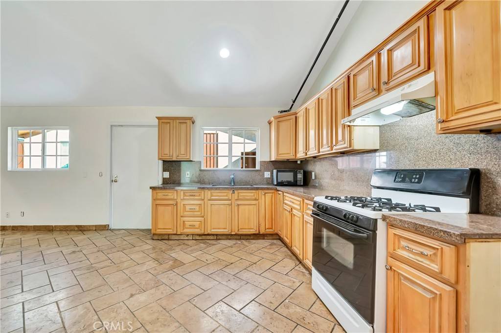 Apartment for rent at 6933 Amigo Ave, Reseda, CA 91335