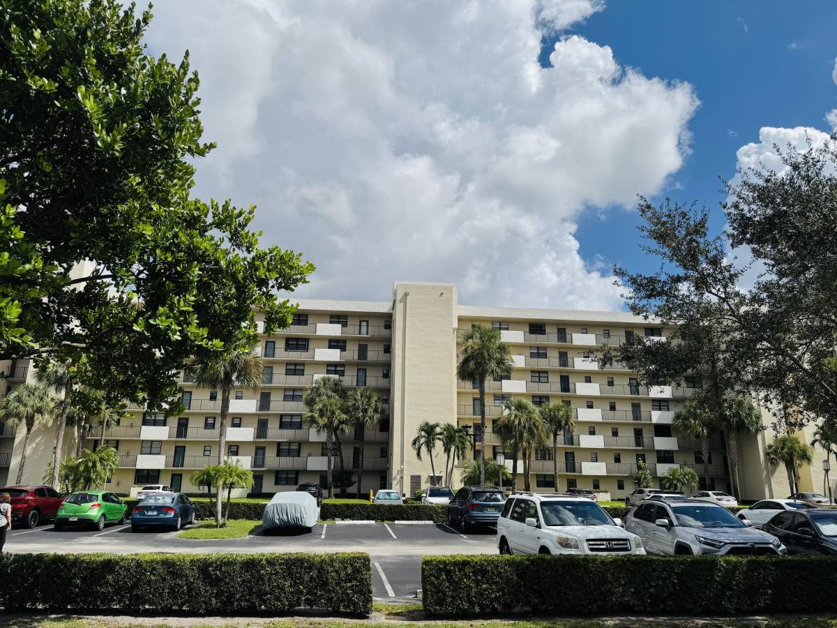Apartment for rent at 2430 Dc Country Club Blvd #4072, Deerfield Beach, FL 33442