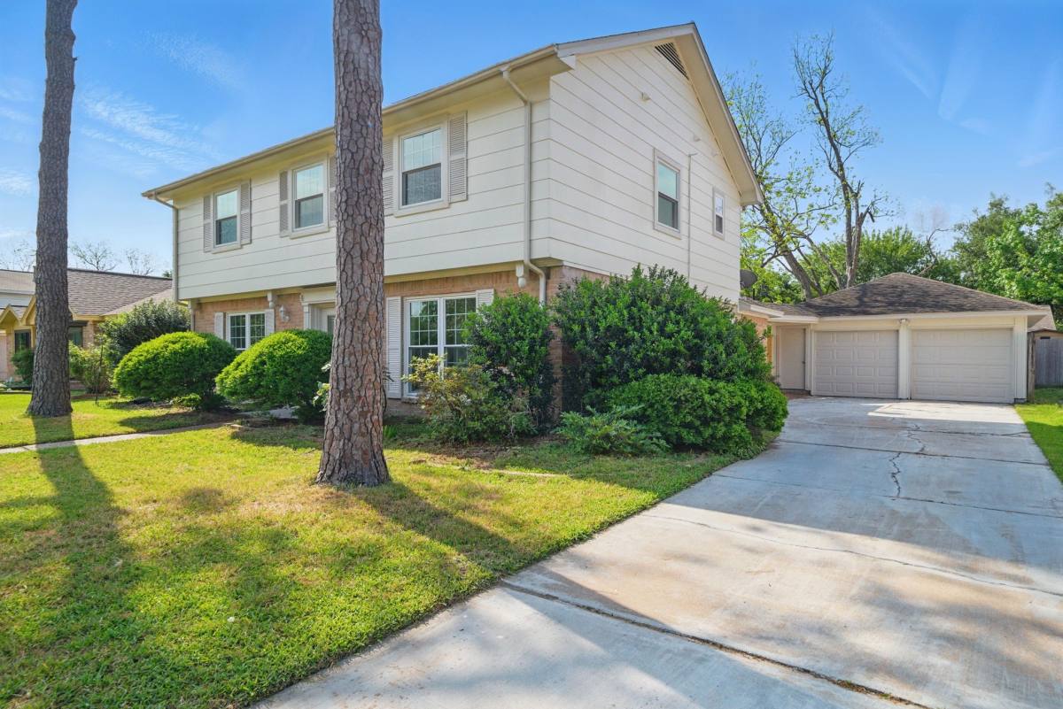 Apartment for rent at 9711 Derrik Dr, Houston, TX 77080