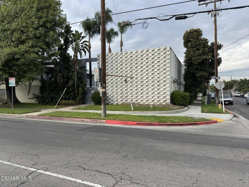 Apartment for rent at 13507 Victory Blvd #11, Van Nuys, CA 91401