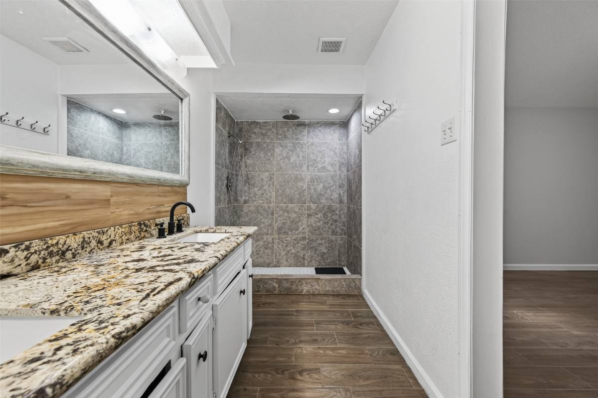 Apartment for rent at 6102 Crakston St, Houston, TX 77084