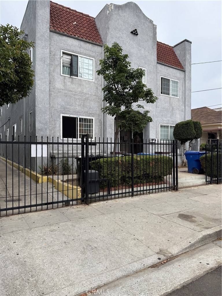 Apartment for rent at 1231 S Mariposa Ave, Los Angeles, CA 90006