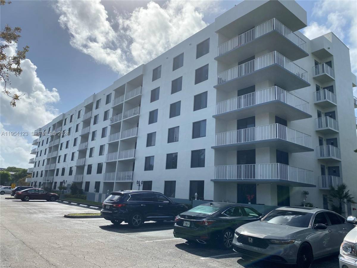 Apartment for rent at 901 Hillcrest Dr #409, Hollywood, FL 33021
