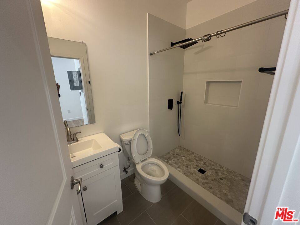 Apartment for rent at 1174 S Windsor Blvd, Los Angeles, CA 90019