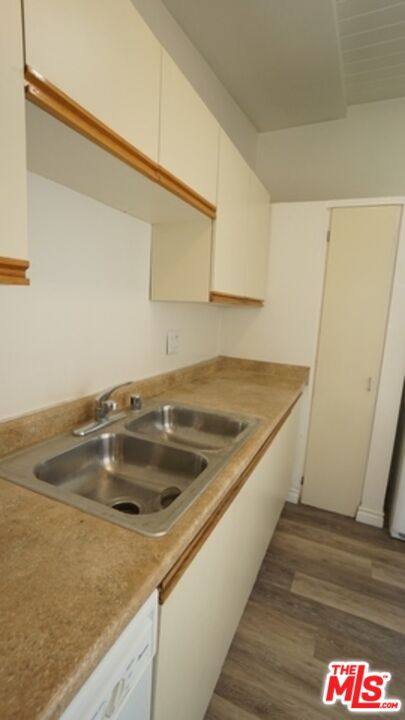 Apartment for rent at 11133 Rose Ave #4, Los Angeles, CA 90034