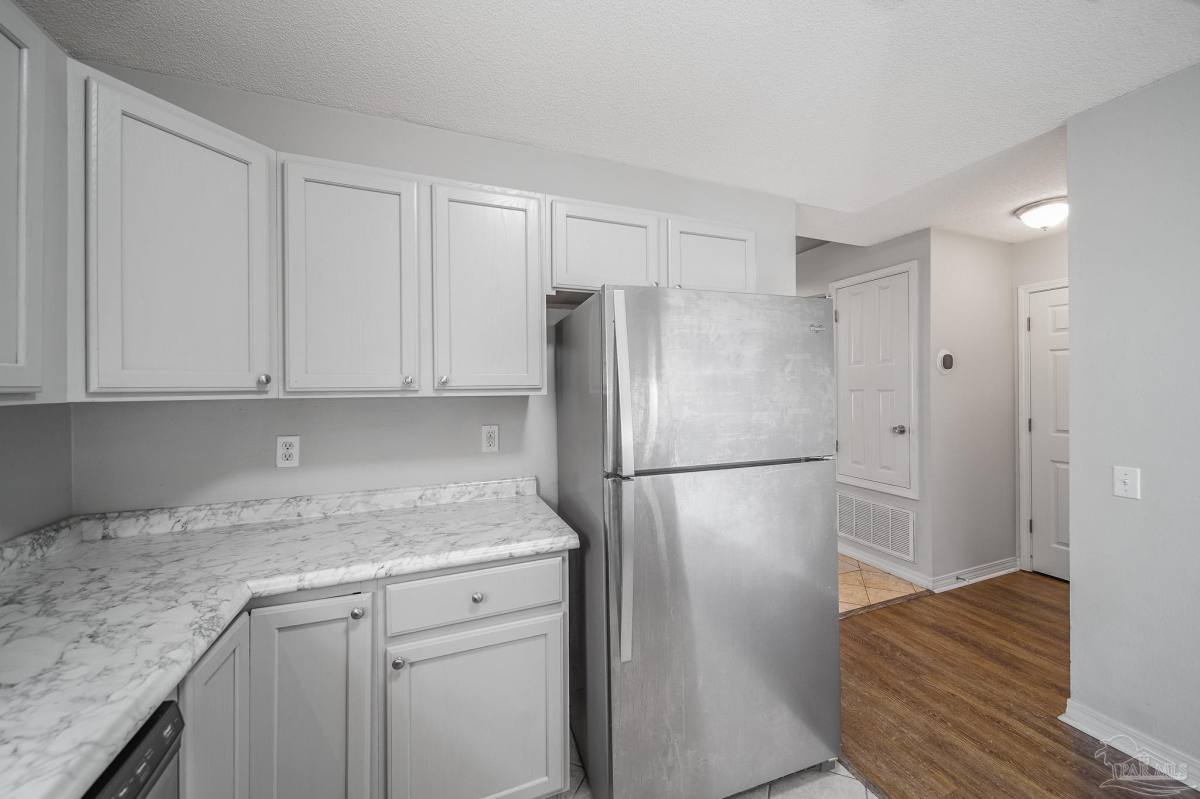 Apartment for rent at 4014 Glenway Dr, Pensacola, FL 32526