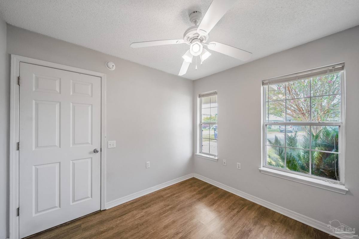 Apartment for rent at 4014 Glenway Dr, Pensacola, FL 32526