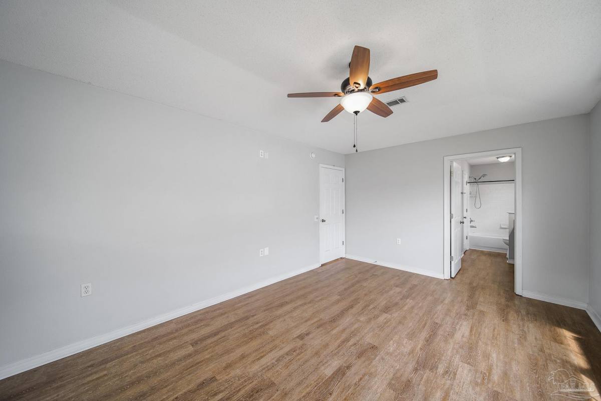 Apartment for rent at 4014 Glenway Dr, Pensacola, FL 32526
