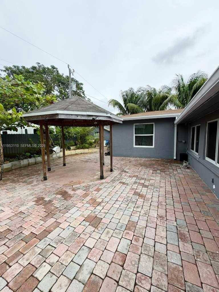 221 NW 40th St, Pompano Beach, FL 33064