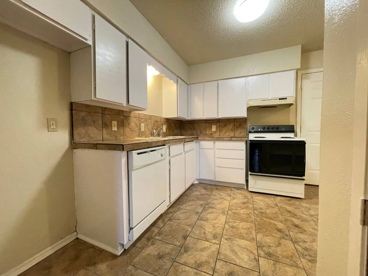Townhouse for rent at 1913 Nolen Court Arlington - A, Arlington, TX 76012
