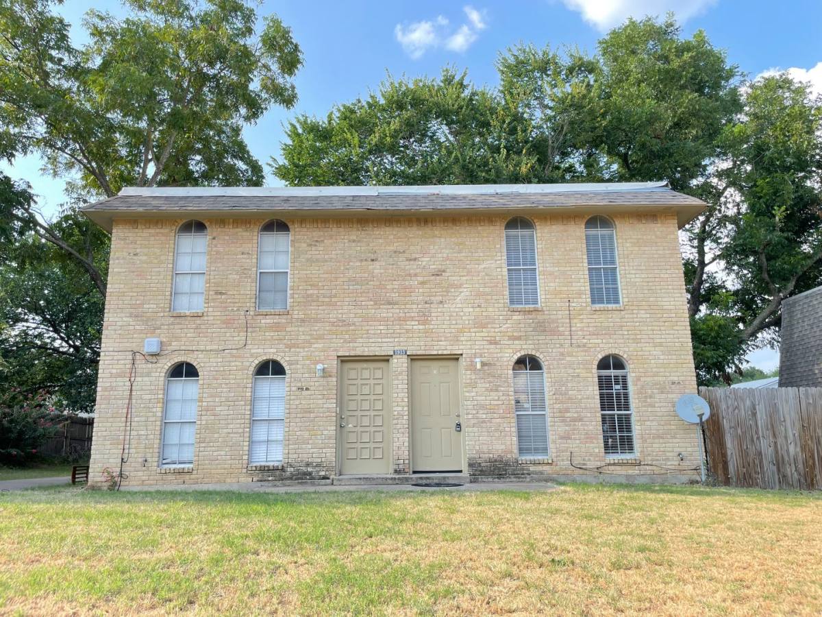 Townhouse for rent at 1913 Nolen Court Arlington - A, Arlington, TX 76012