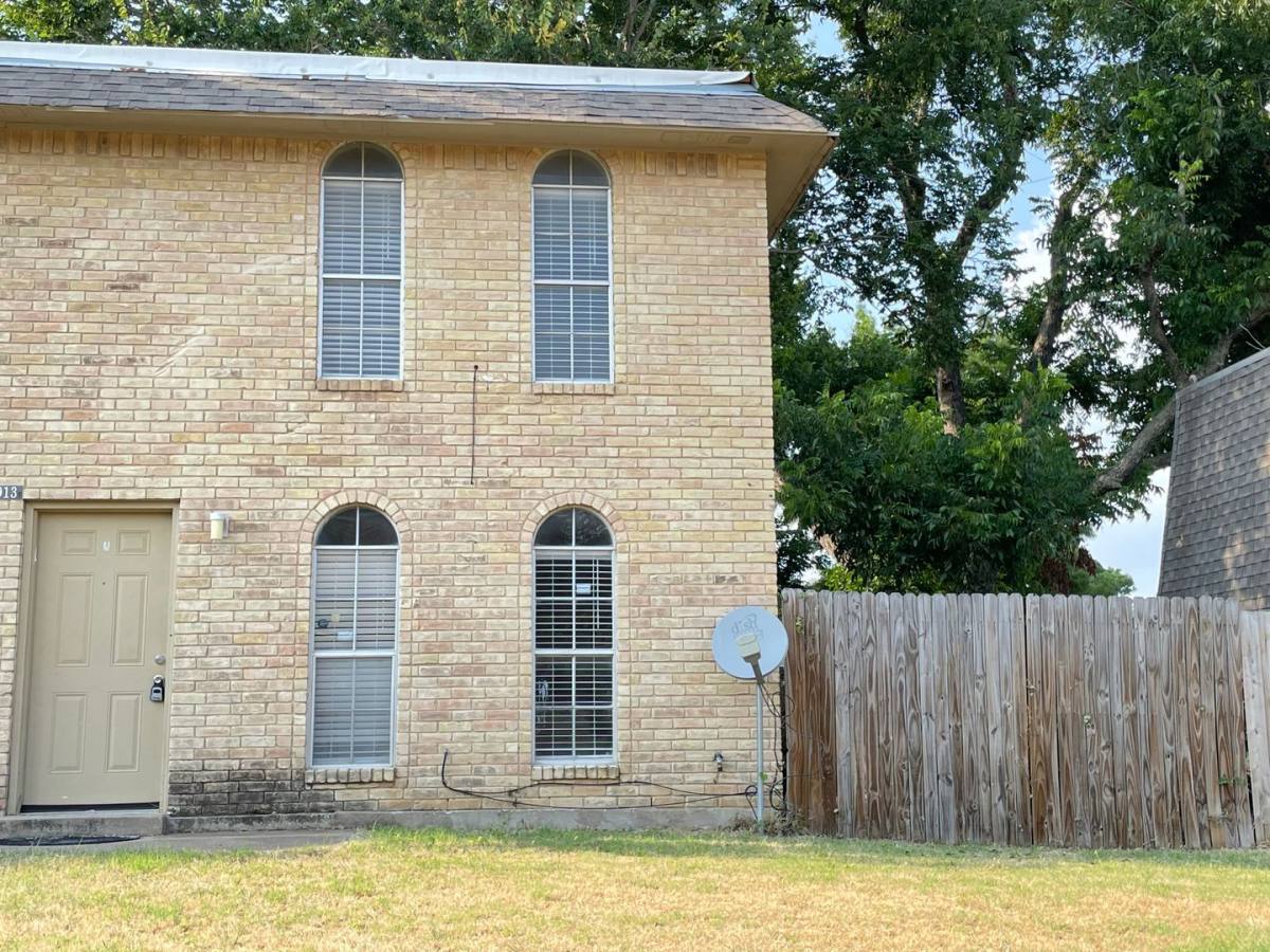 Townhouse for rent at 1913 Nolen Court Arlington - A, Arlington, TX 76012