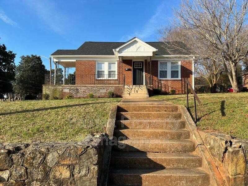 Apartment for rent at 102 W Summit Ave #B, Burlington, NC 27215