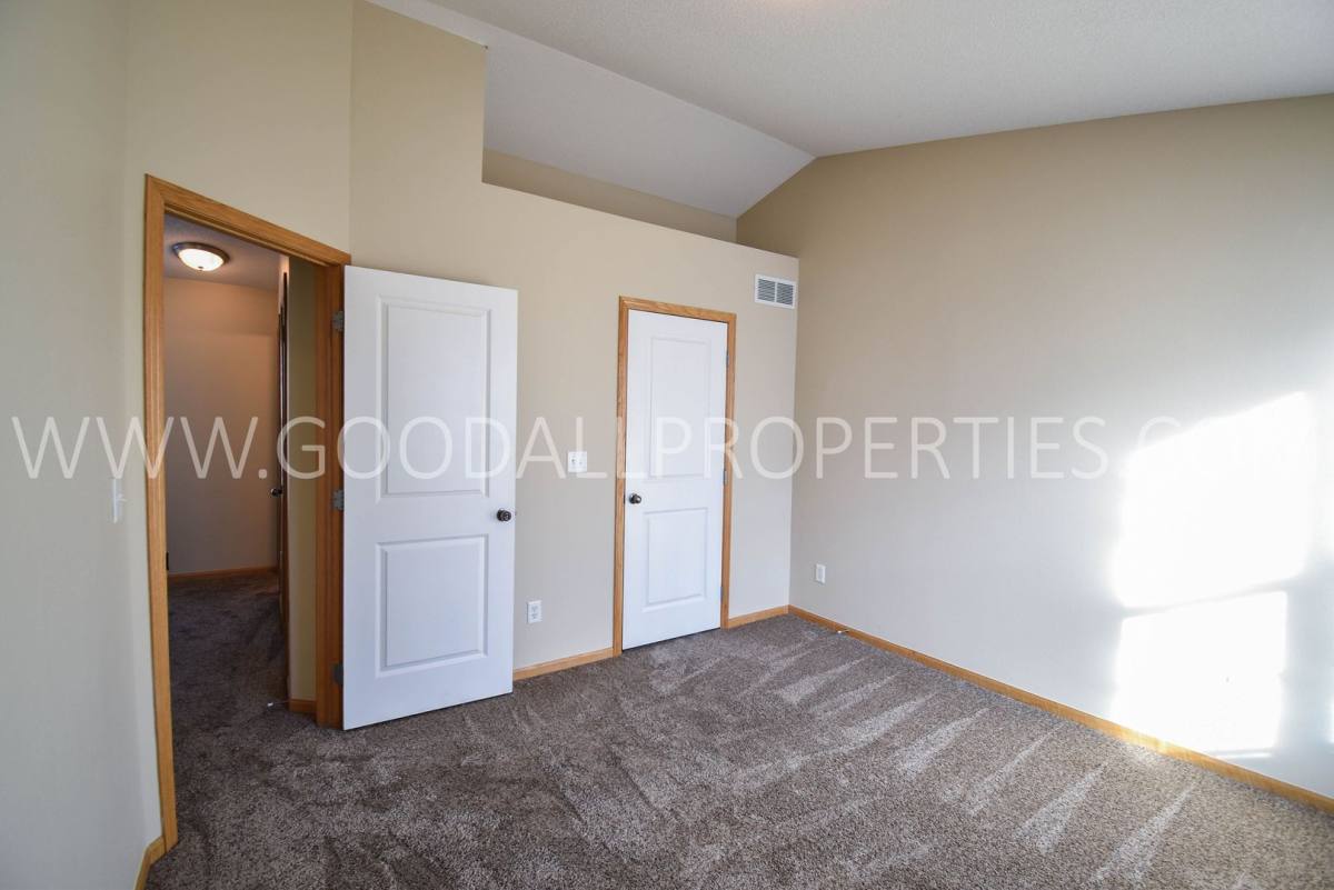 Townhouse for rent at 15211 Greenbelt Dr, Urbandale, IA 50323