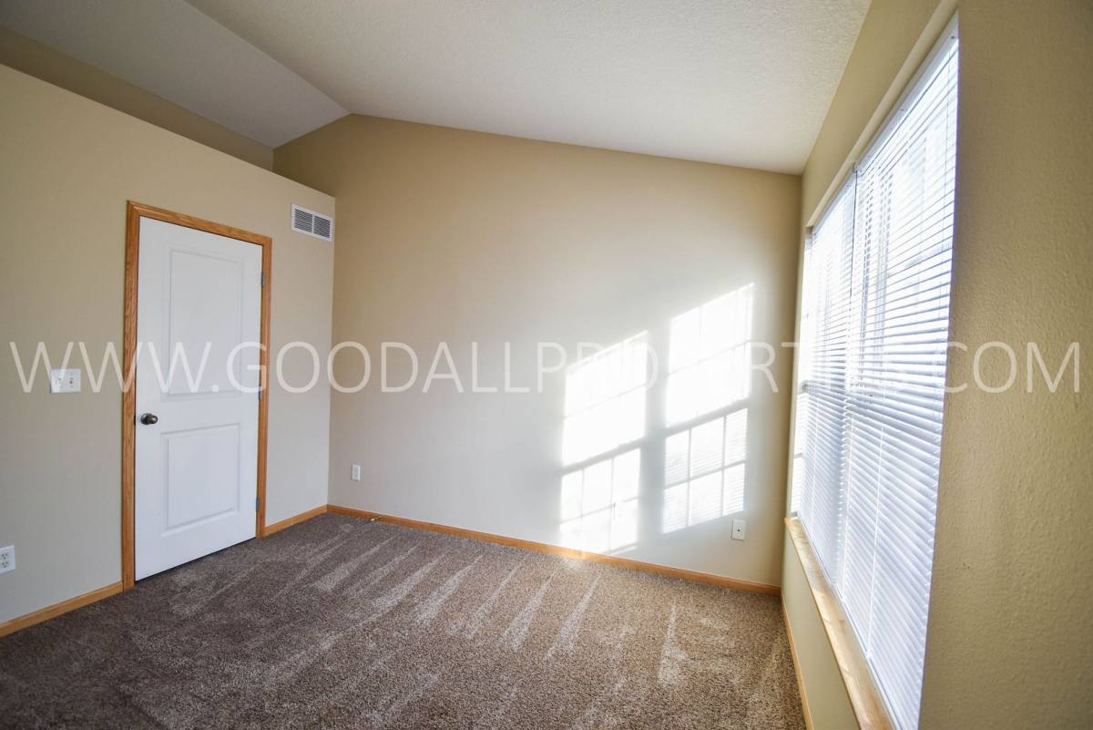 Townhouse for rent at 15211 Greenbelt Dr, Urbandale, IA 50323