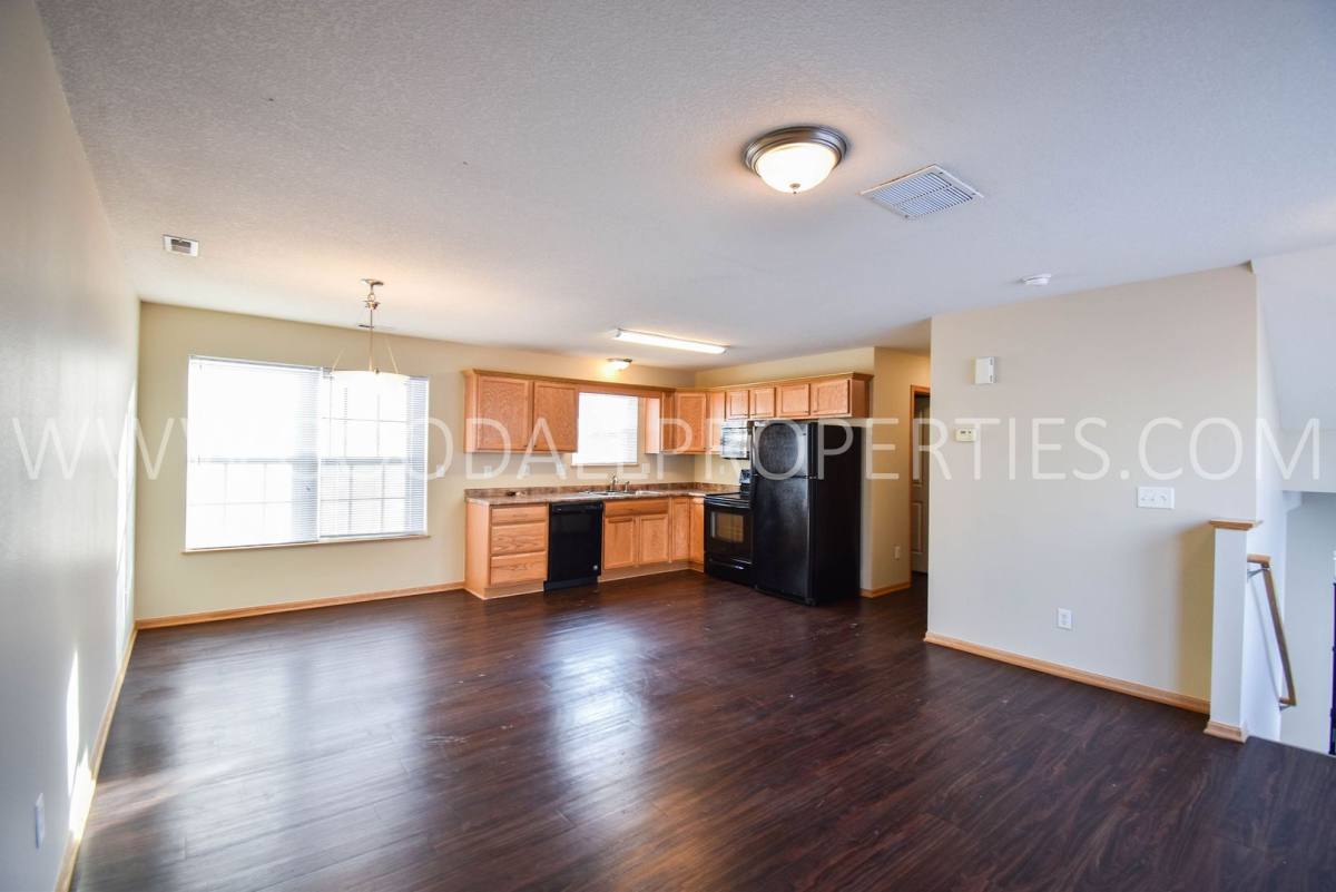 Townhouse for rent at 15211 Greenbelt Dr, Urbandale, IA 50323