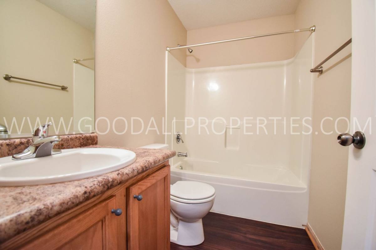 Townhouse for rent at 15211 Greenbelt Dr, Urbandale, IA 50323