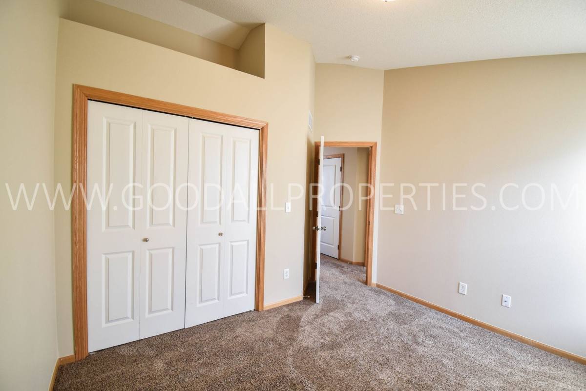 Townhouse for rent at 15211 Greenbelt Dr, Urbandale, IA 50323