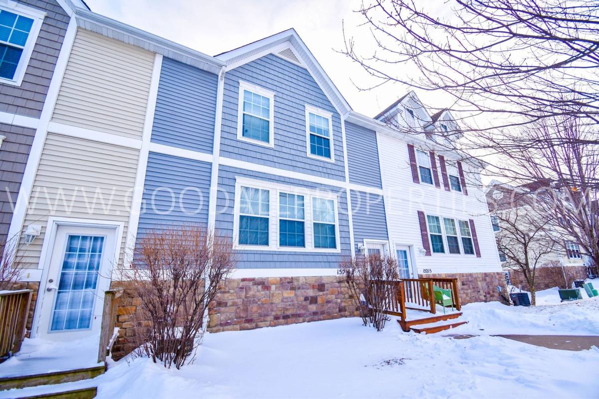 Townhouse for rent at 15211 Greenbelt Dr, Urbandale, IA 50323