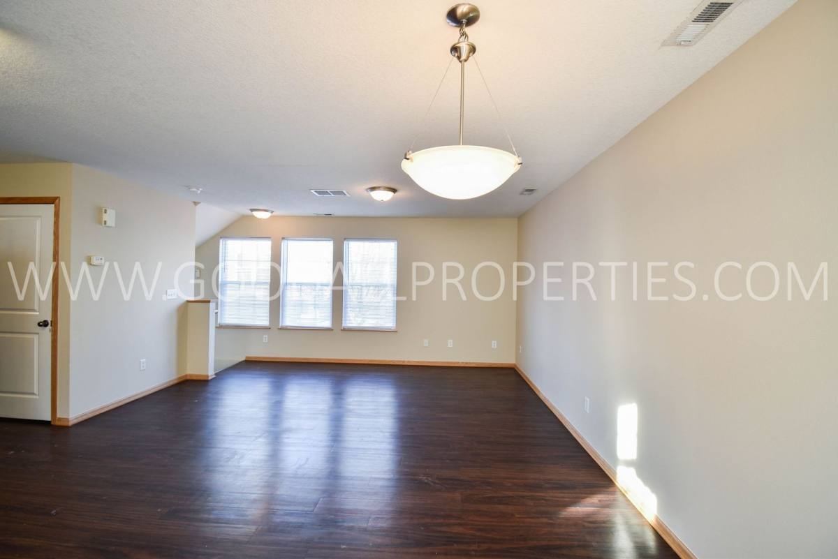 Townhouse for rent at 15211 Greenbelt Dr, Urbandale, IA 50323