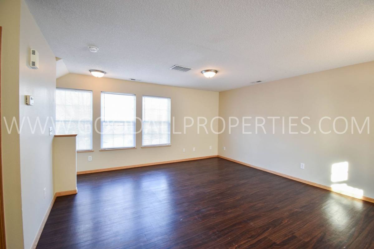 Townhouse for rent at 15211 Greenbelt Dr, Urbandale, IA 50323