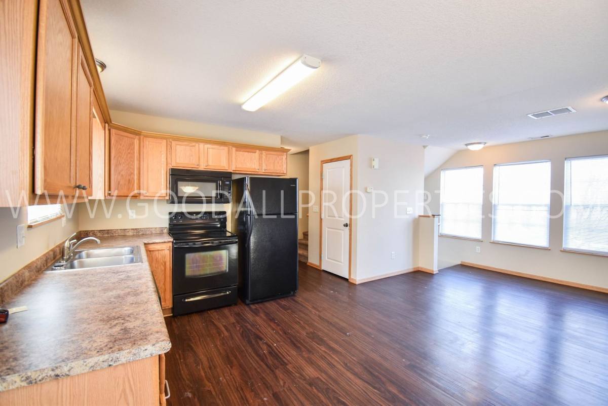 Townhouse for rent at 15211 Greenbelt Dr, Urbandale, IA 50323