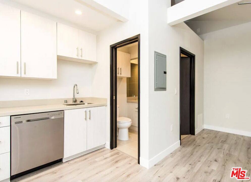 Apartment for rent at 483 Washington Blvd #483, Venice, CA 90291